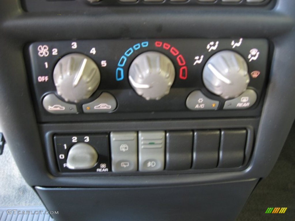 2003 Pontiac Montana Standard Montana Model Controls Photo #53391308