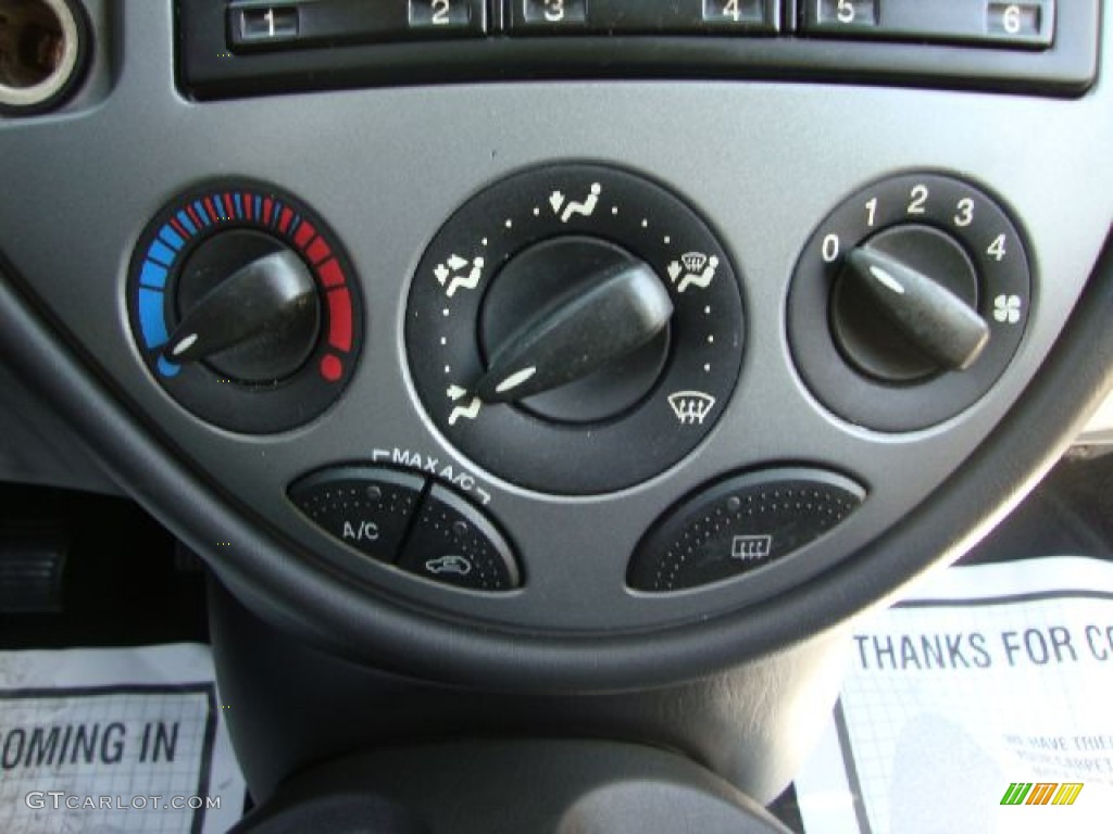 2002 Ford Focus ZX3 Coupe Controls Photo #53391668