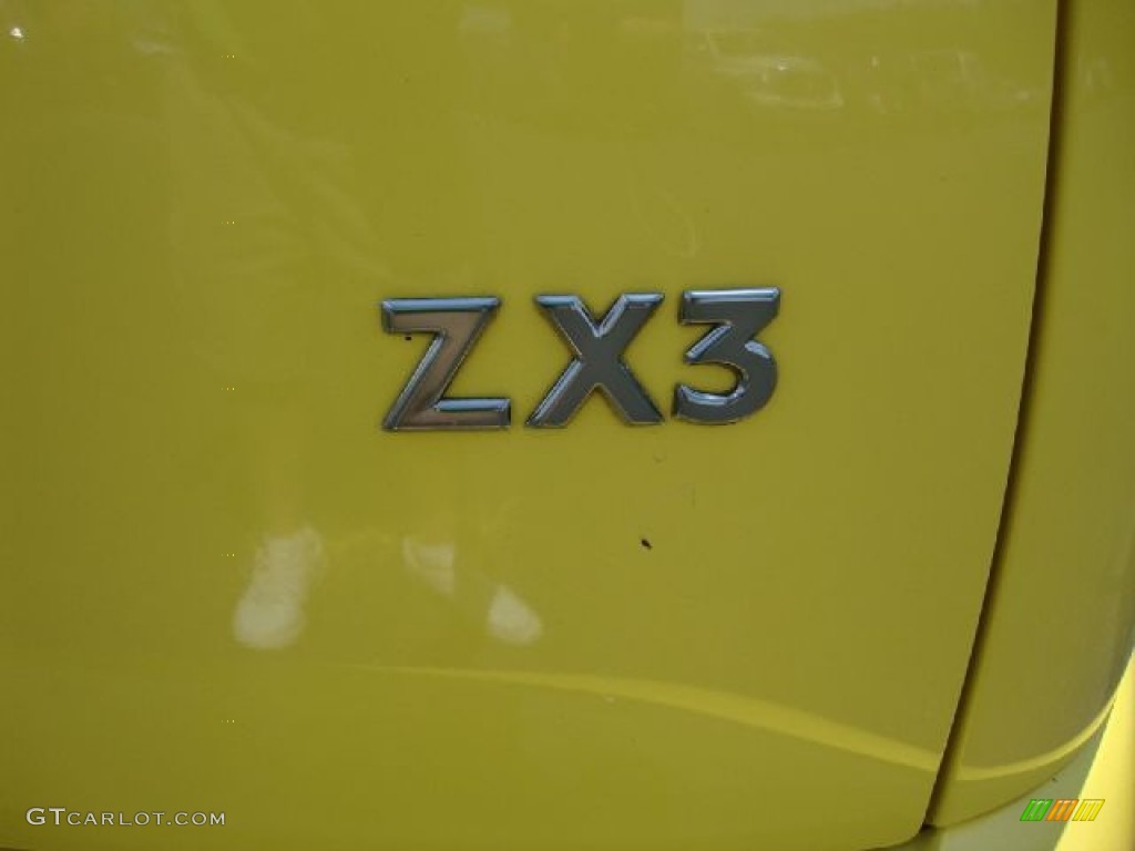 2002 Ford Focus ZX3 Coupe Marks and Logos Photos