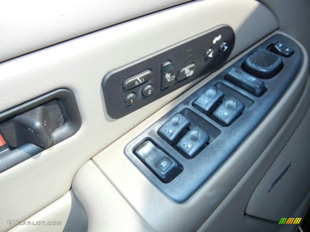 2004 Chevrolet Suburban 1500 LT Controls Photo #53394812