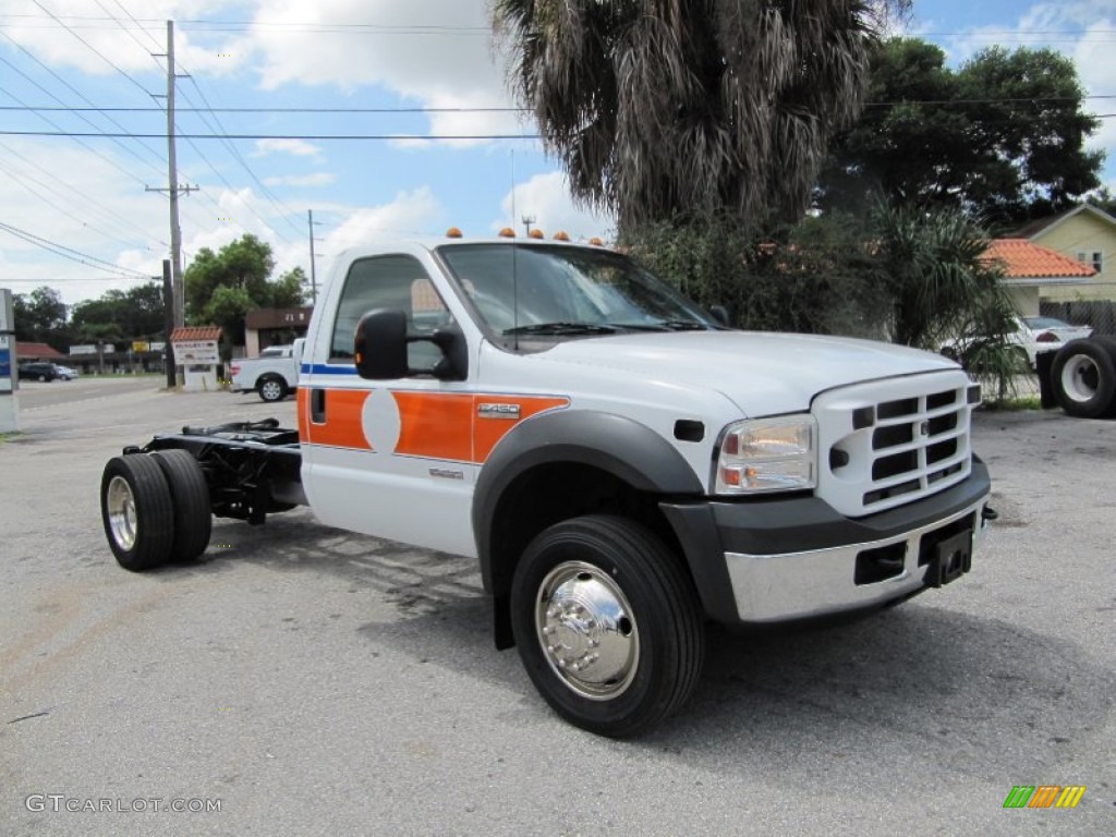 2005 F450 Super Duty XL Regular Cab Chassis - Oxford White / Medium Flint photo #2