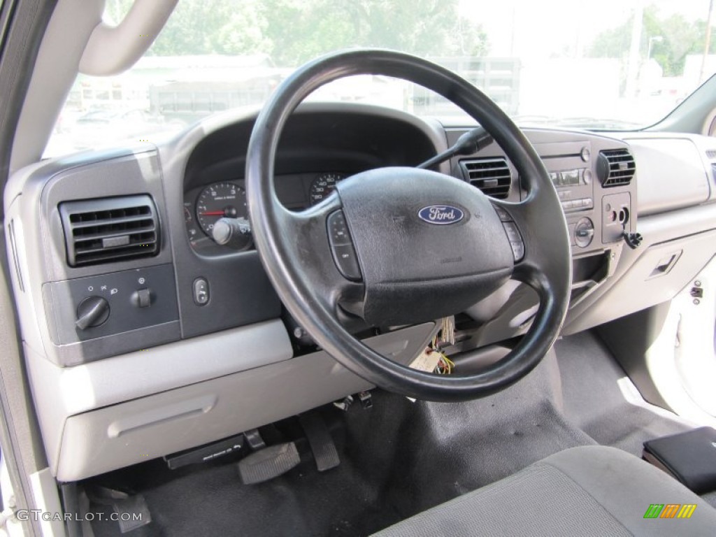 2005 F450 Super Duty XL Regular Cab Chassis - Oxford White / Medium Flint photo #32