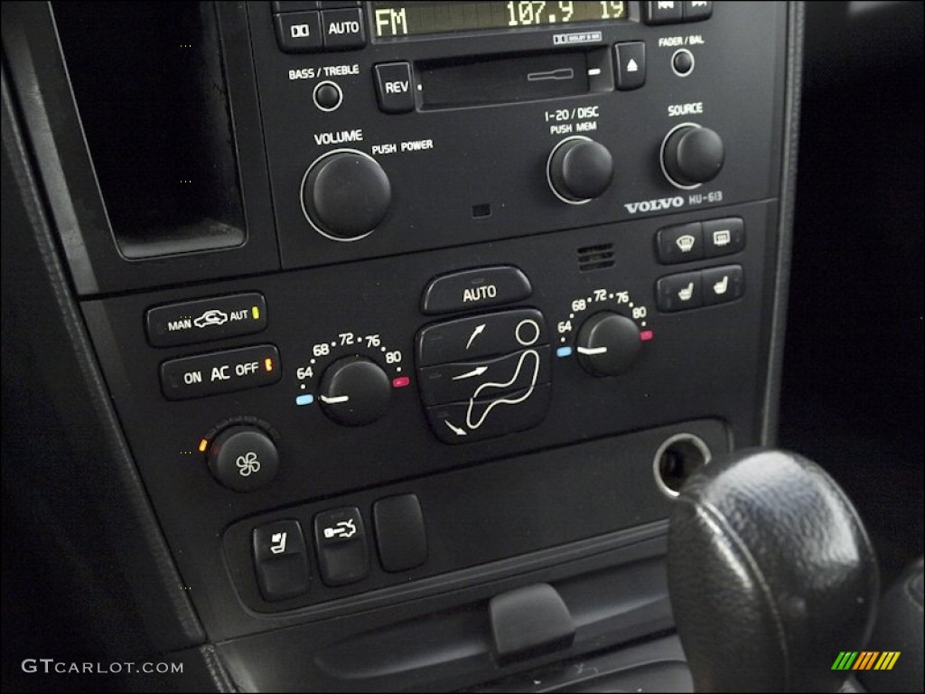 2004 Volvo S60 2.5T AWD Controls Photo #53403023