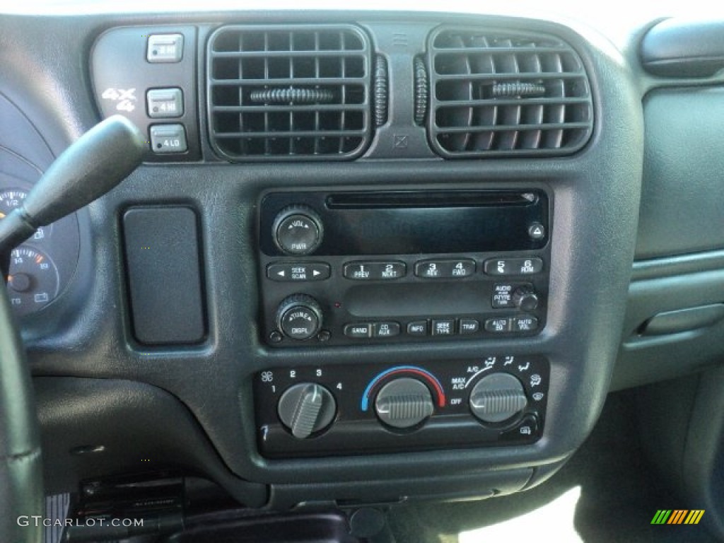 2004 Chevrolet S10 LS Crew Cab 4x4 Audio System Photo #53405543