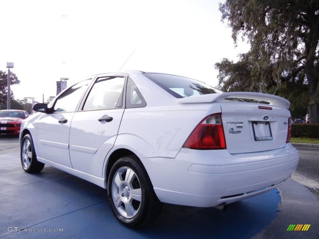 2006 Focus ZX4 SES Sedan - Cloud 9 White / Dark Pebble/Light Pebble photo #3