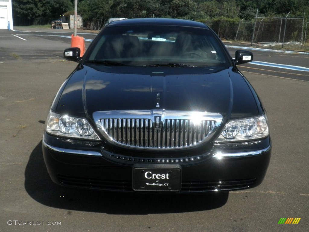 2011 Town Car Signature L - Black / Black photo #3