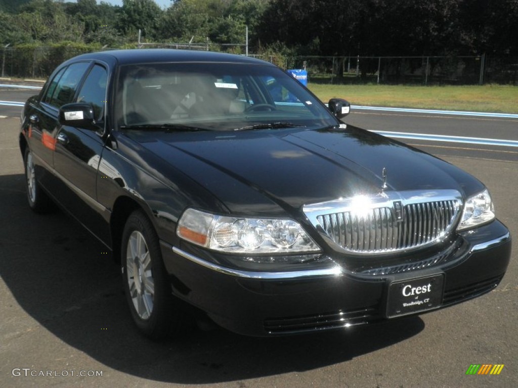 2011 Town Car Signature L - Black / Black photo #4