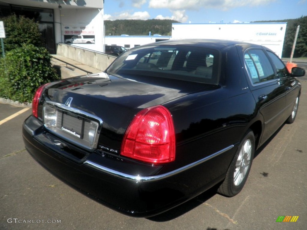 2011 Town Car Signature L - Black / Black photo #5