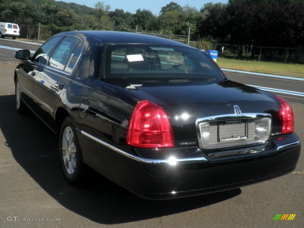 2011 Town Car Signature L - Black / Black photo #7