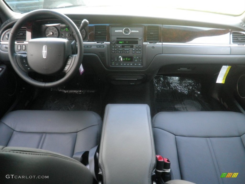 2011 Town Car Signature L - Black / Black photo #11