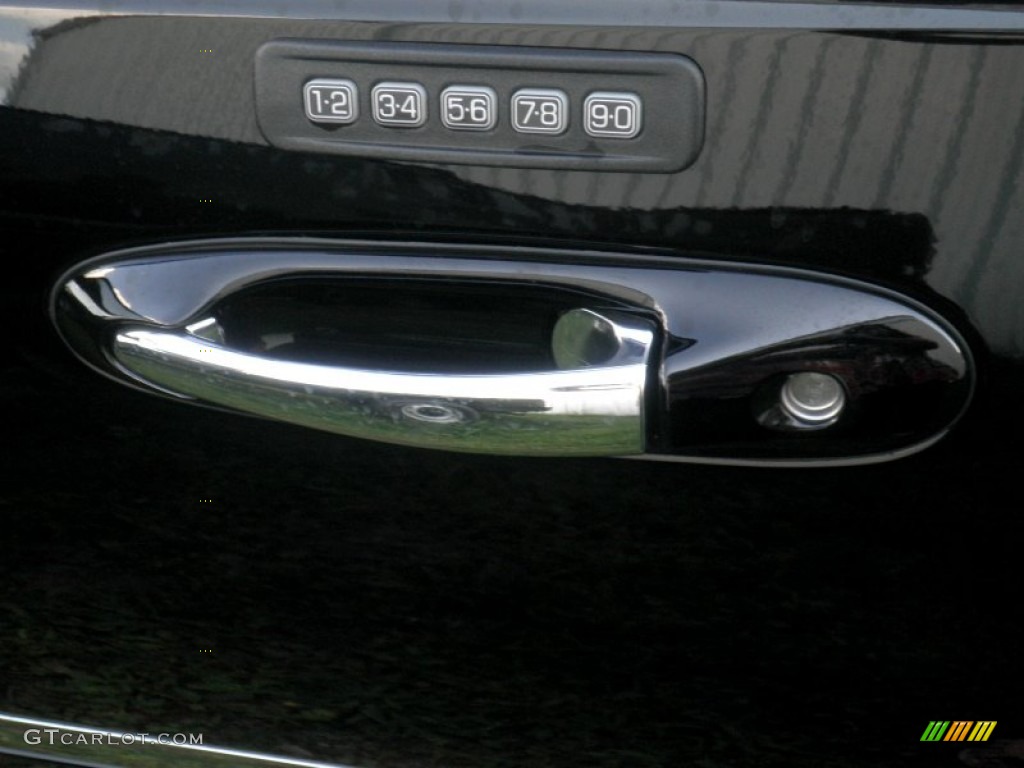 2011 Town Car Signature L - Black / Black photo #12