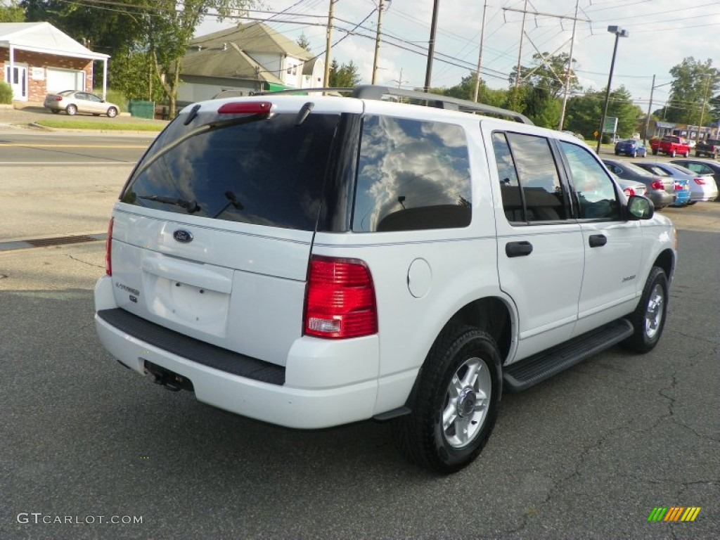 2004 Explorer XLT 4x4 - Oxford White / Graphite photo #3