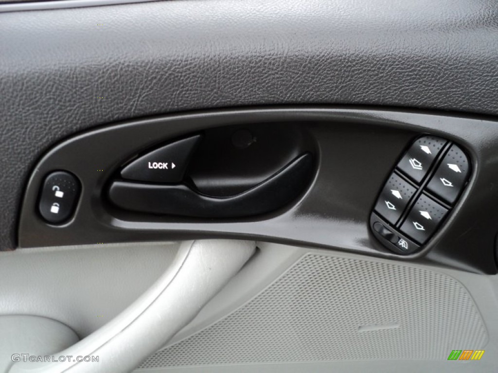 2006 Ford Focus ZXW SE Wagon Controls Photo #53438702