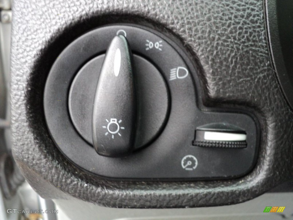 2006 Ford Focus ZXW SE Wagon Controls Photo #53438711