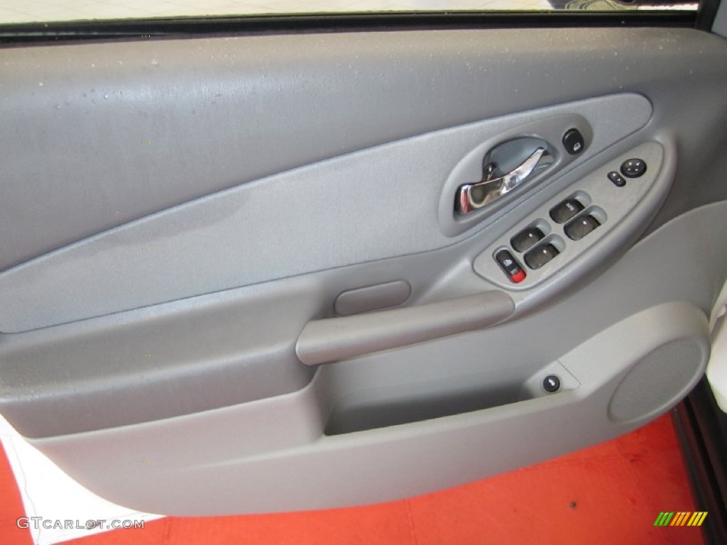 2005 Malibu Maxx LS Wagon - White / Gray photo #11