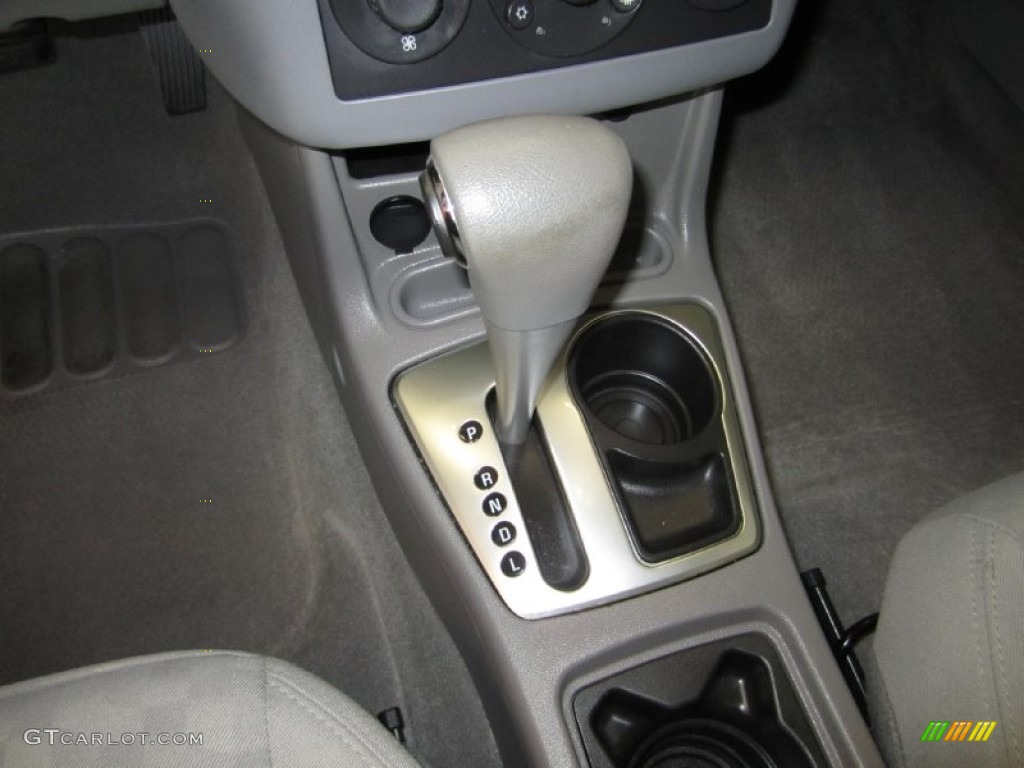 2005 Malibu Maxx LS Wagon - White / Gray photo #14