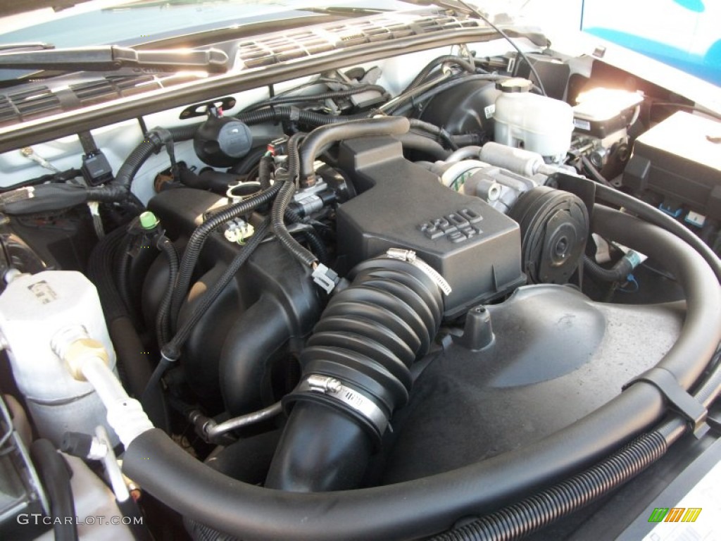 2002 Chevrolet S10 LS Extended Cab Engine Photos