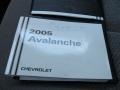 2005 Black Chevrolet Avalanche Z71 4x4  photo #23
