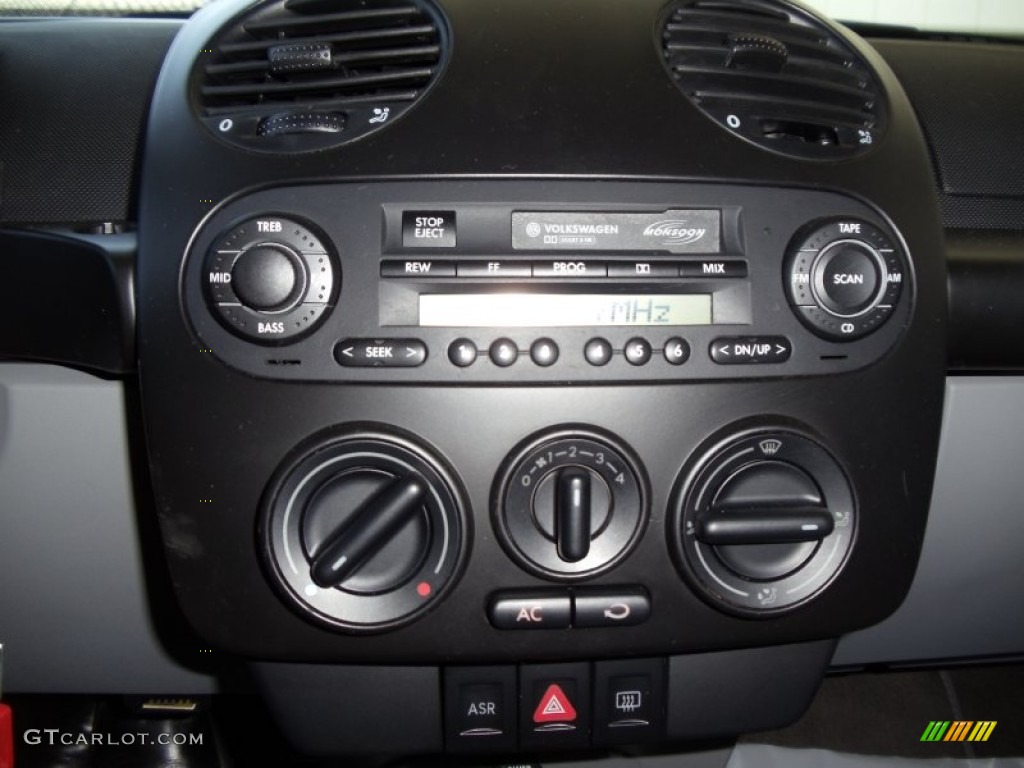 2003 Volkswagen New Beetle GLS 1.8T Coupe Controls Photo #53470450