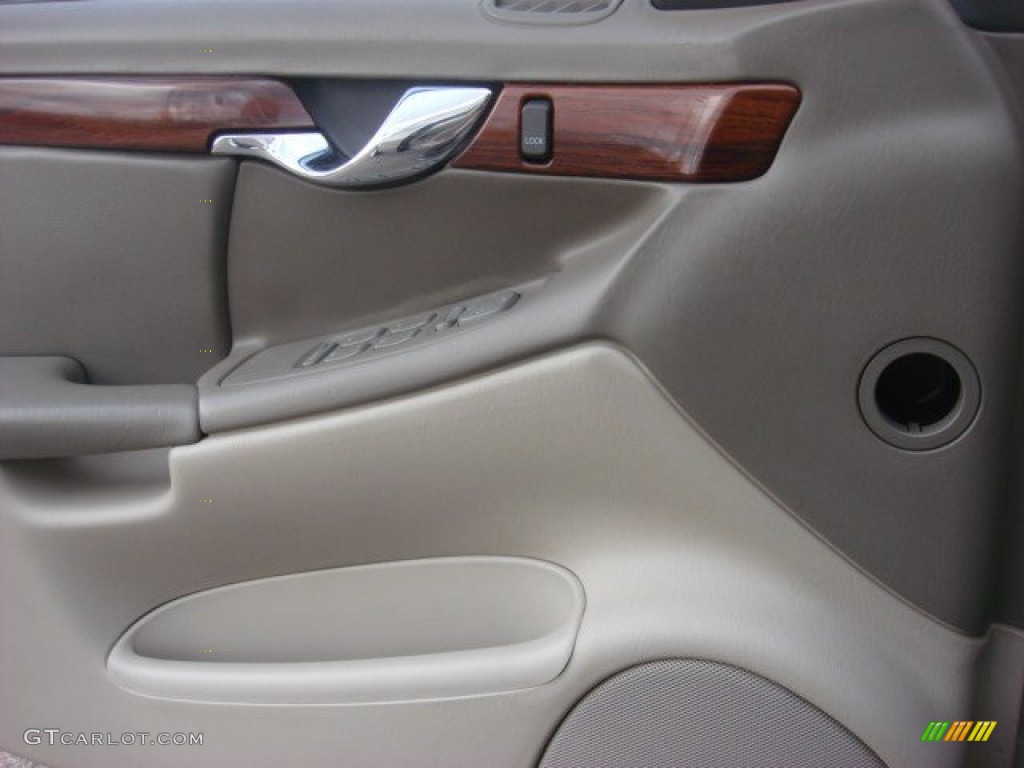 2004 DeVille Sedan - Cashmere / Cashmere photo #11
