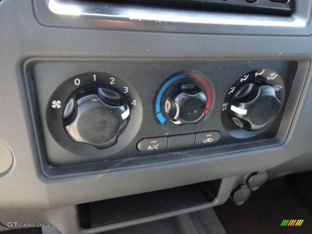 2006 Nissan Frontier XE King Cab Controls Photos