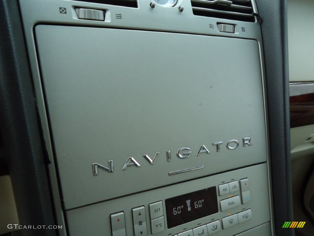 2003 Navigator Luxury 4x4 - Oxford White / Light Parchment photo #49