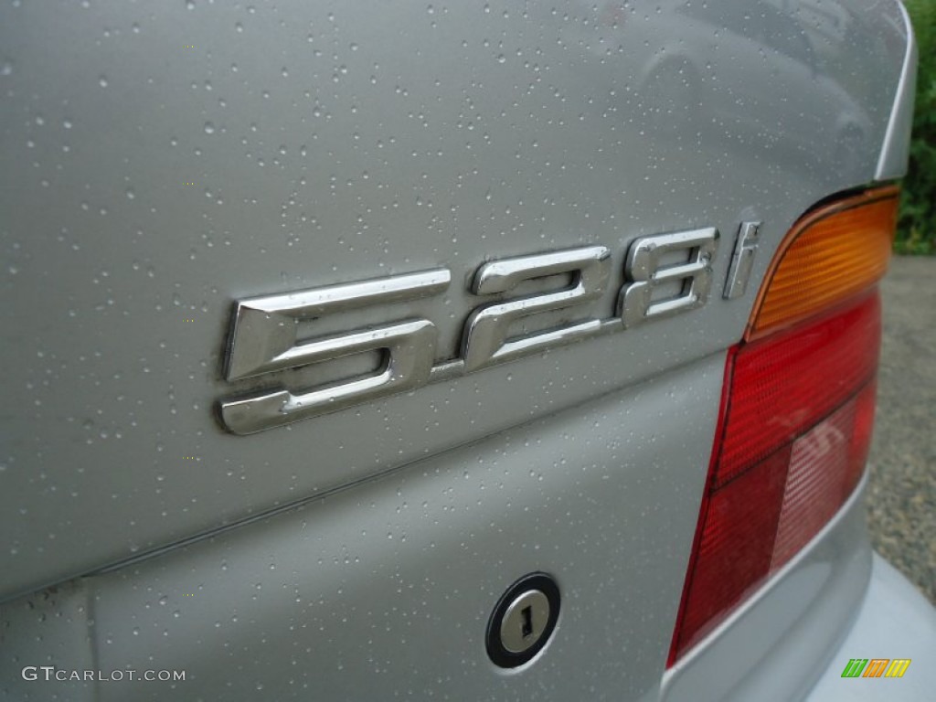 1999 BMW 5 Series 528i Sedan Marks and Logos Photos