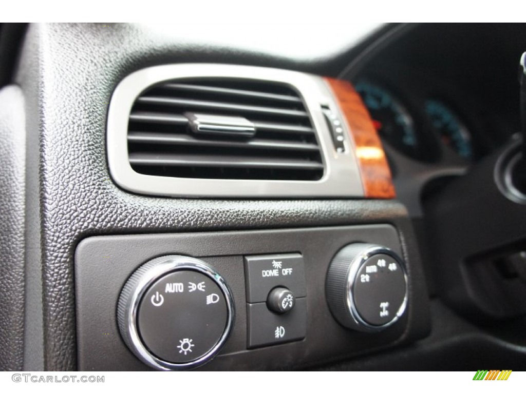 2008 Chevrolet Avalanche LT 4x4 Controls Photo #53494799
