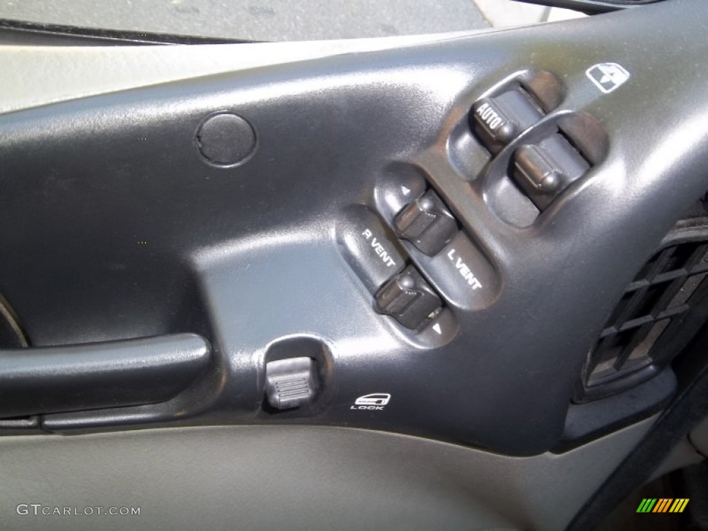 1998 Chrysler Town & Country LX Controls Photos