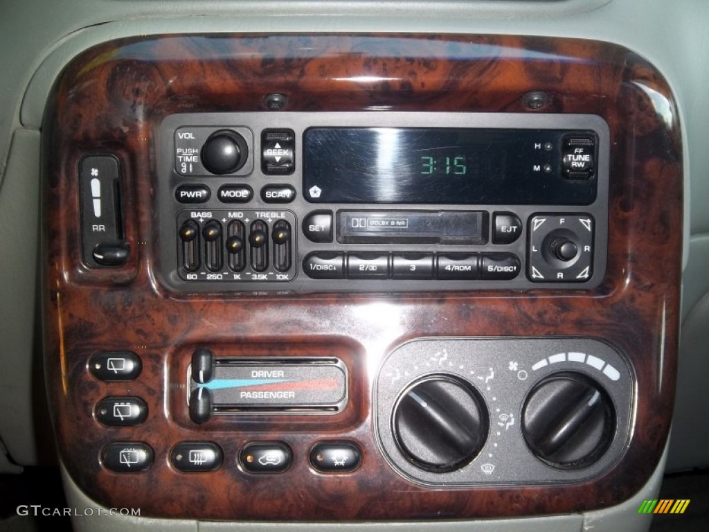 1998 Chrysler Town & Country LX Audio System Photos