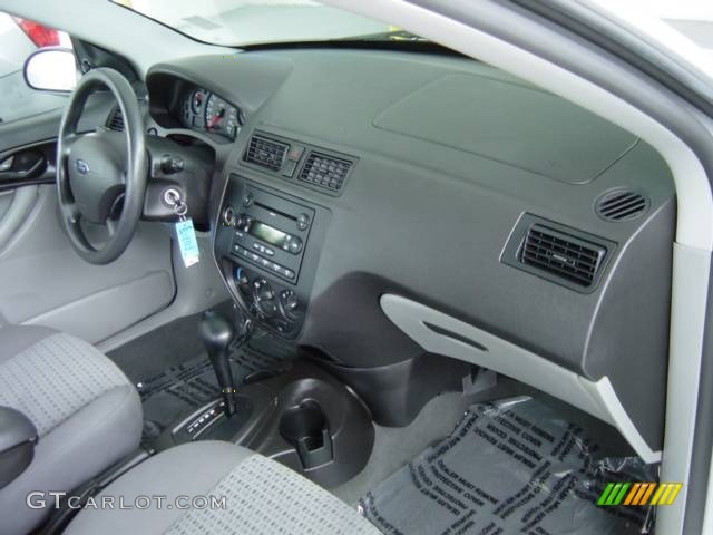 2007 Focus ZX4 SE Sedan - CD Silver Metallic / Charcoal/Light Flint photo #16