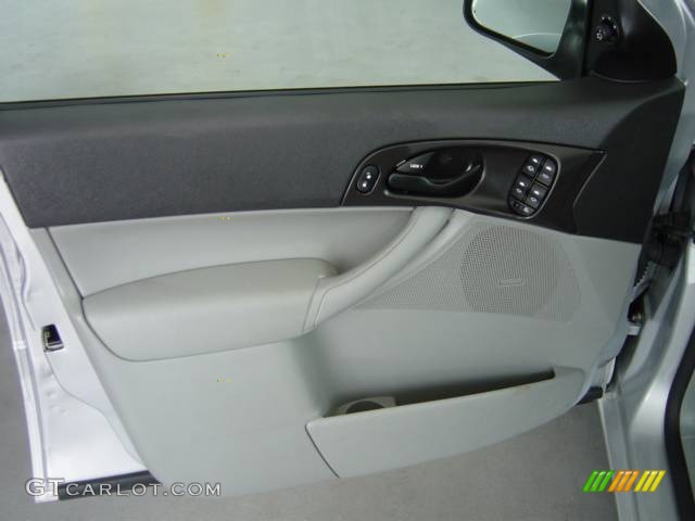 2007 Focus ZX4 SE Sedan - CD Silver Metallic / Charcoal/Light Flint photo #23