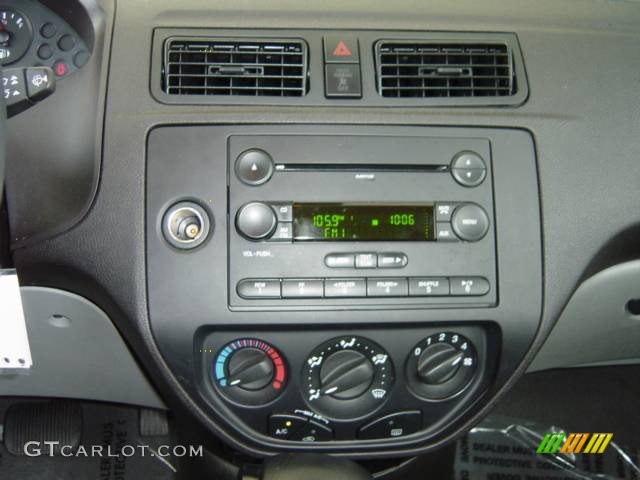 2007 Focus ZX4 SE Sedan - CD Silver Metallic / Charcoal/Light Flint photo #14