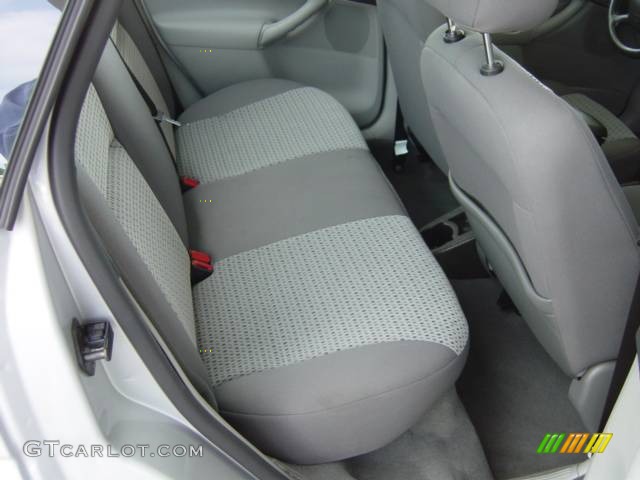2007 Focus ZX4 SE Sedan - CD Silver Metallic / Charcoal/Light Flint photo #22