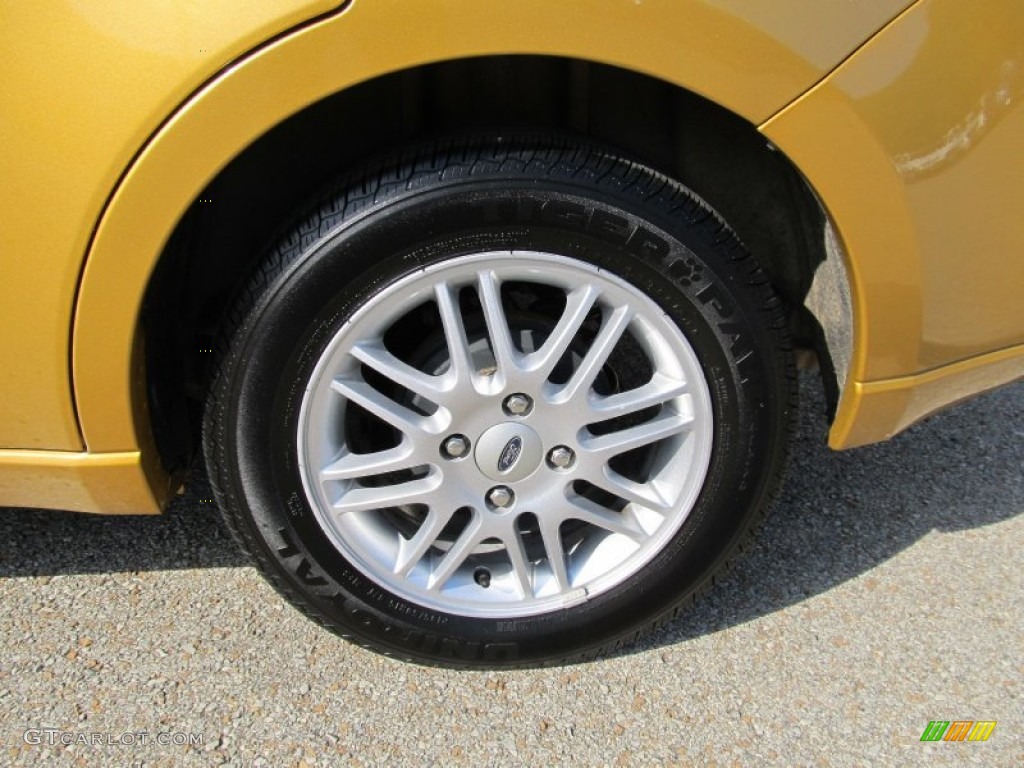 2009 Focus SE Sedan - Amber Gold Metallic / Medium Stone photo #6