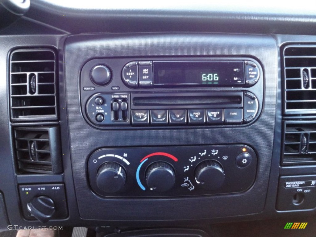 2003 Dodge Dakota SXT Club Cab 4x4 Audio System Photo #53557254
