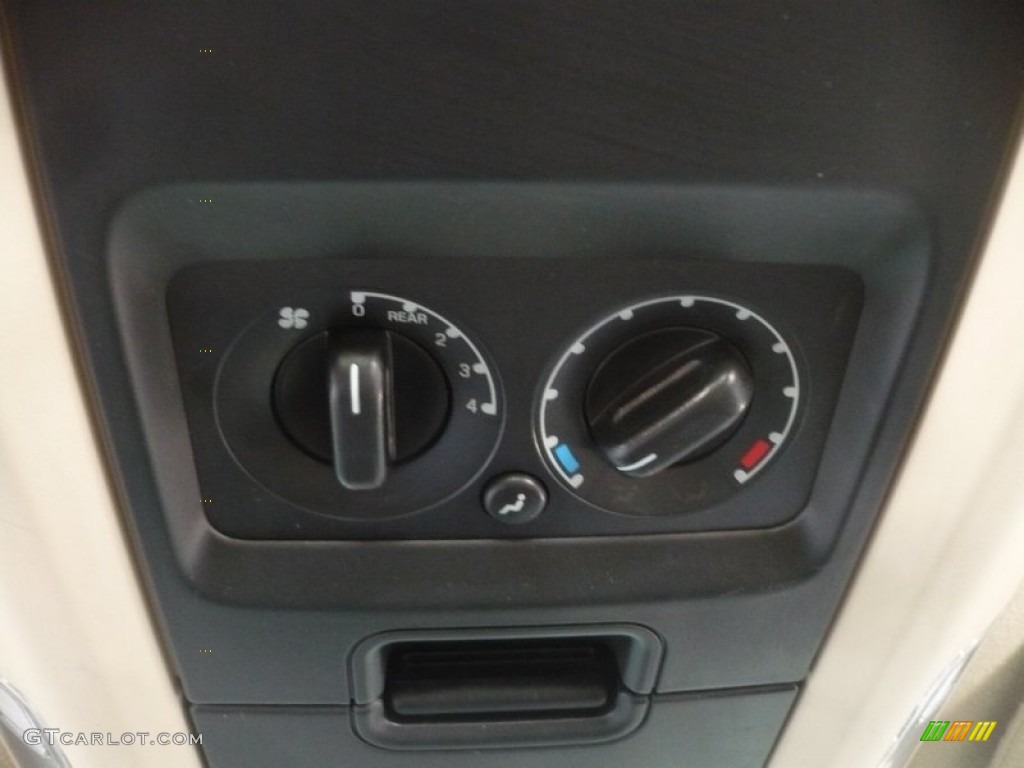 2005 Expedition XLT 4x4 - Pueblo Gold Metallic / Medium Parchment photo #30