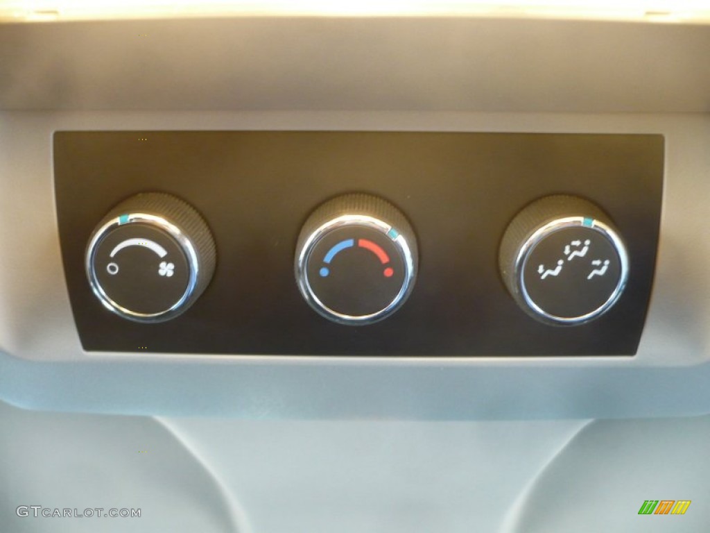 2010 Chevrolet Suburban LS 4x4 Controls Photo #53563113
