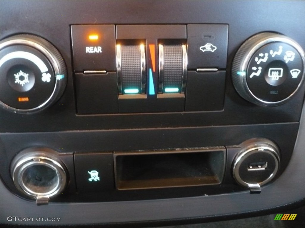 2010 Chevrolet Suburban LS 4x4 Controls Photos