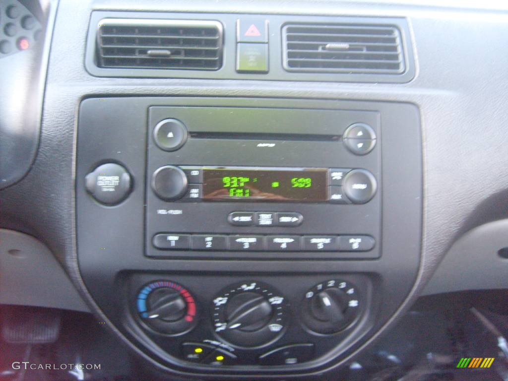 2007 Focus ZX4 SE Sedan - CD Silver Metallic / Dark Pebble/Light Pebble photo #21
