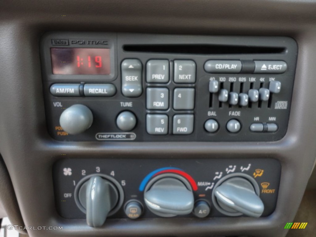 1999 Pontiac Grand Prix SE Sedan Audio System Photos