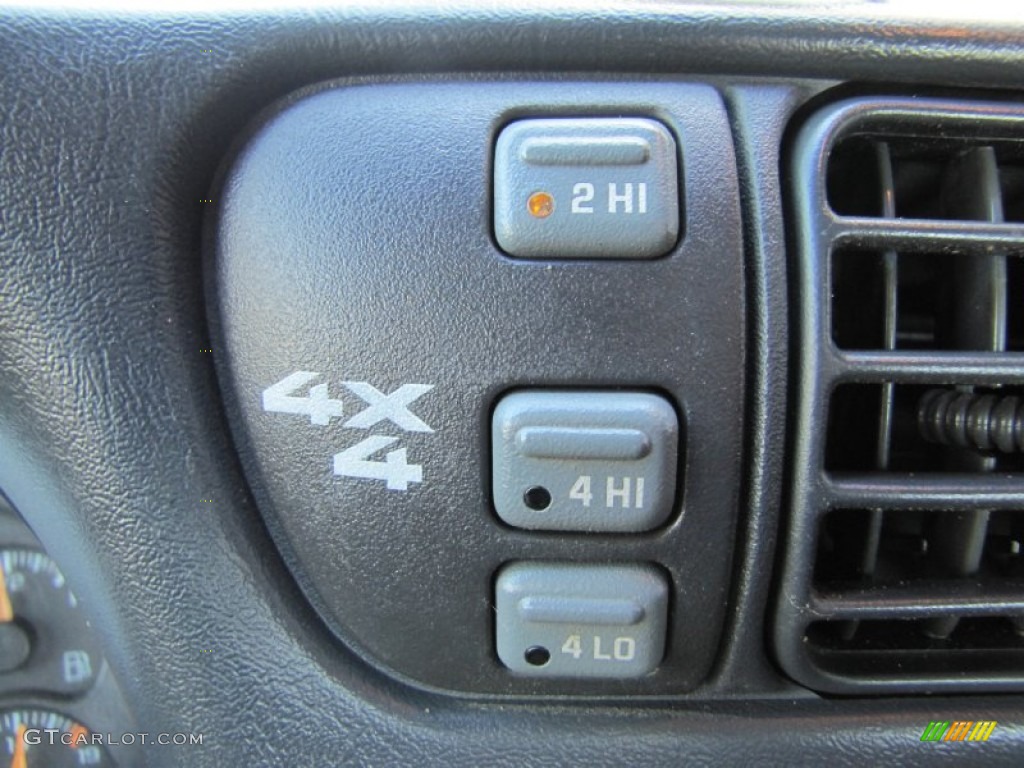 2003 Chevrolet S10 LS Extended Cab 4x4 Controls Photo #53596375