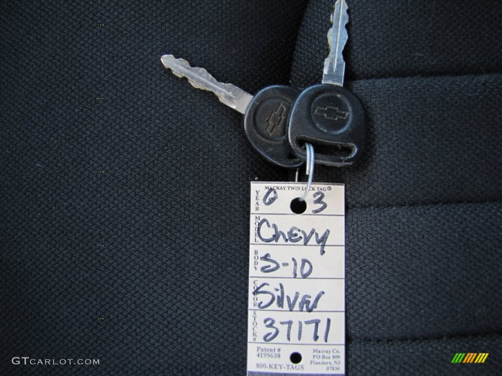 2003 Chevrolet S10 LS Extended Cab 4x4 Keys Photos