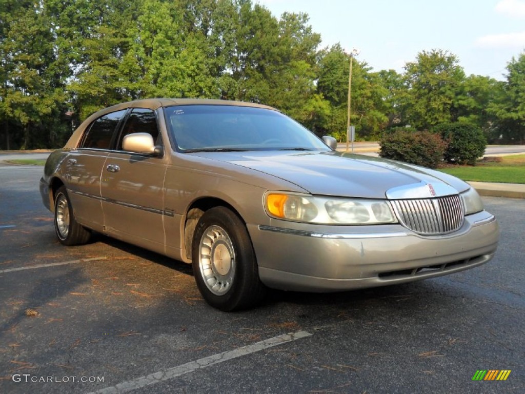 1999 Light Parchment Gold Metallic Lincoln Town Car Executive 53463977