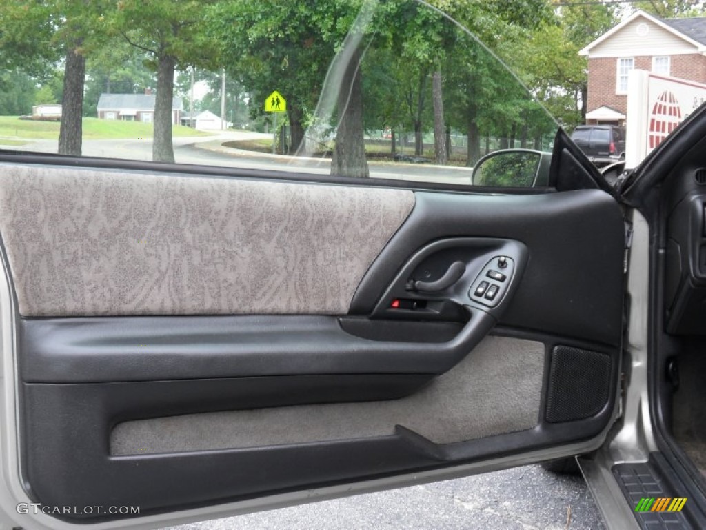 2000 Chevrolet Camaro Coupe Medium Gray Door Panel Photo #53597638