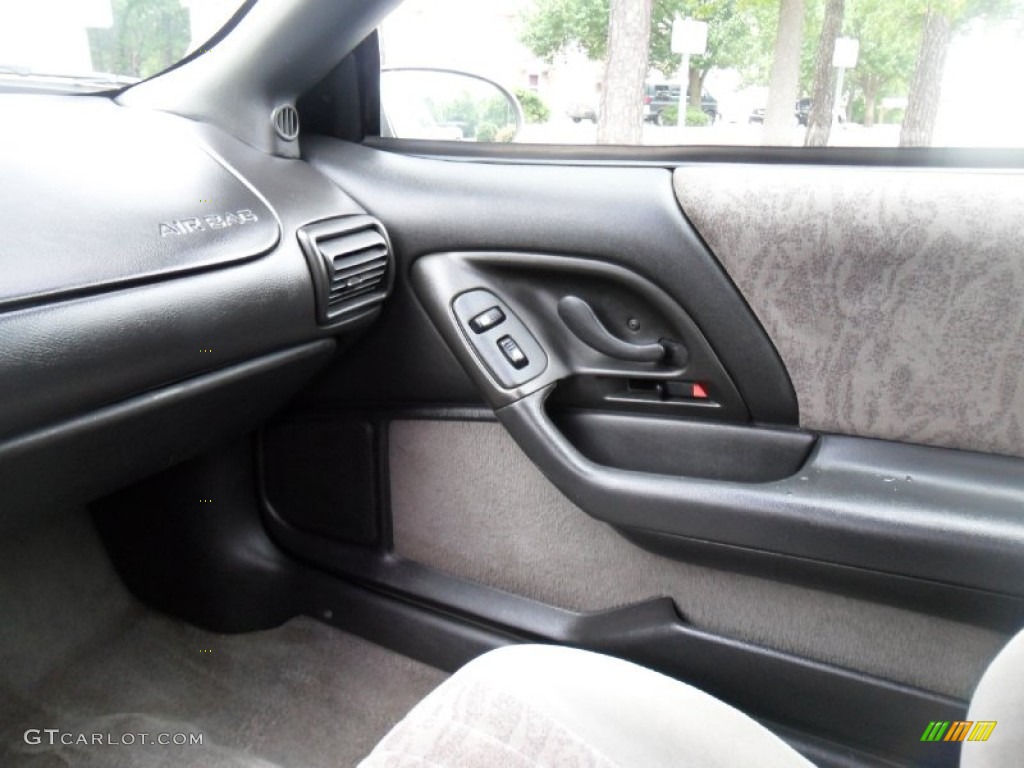 Medium Gray Interior 2000 Chevrolet Camaro Coupe Photo #53597656