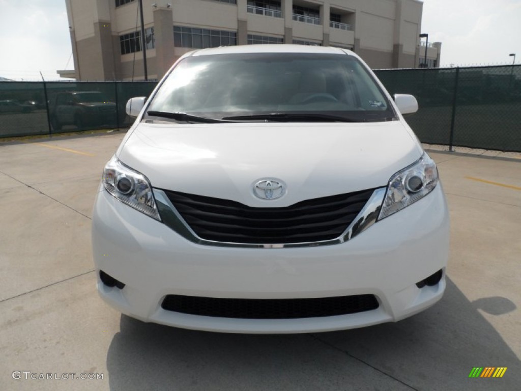 2011 Sienna LE - Super White / Light Gray photo #8