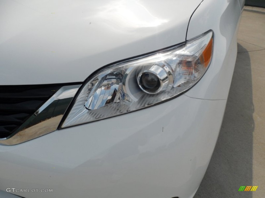 2011 Sienna LE - Super White / Light Gray photo #9