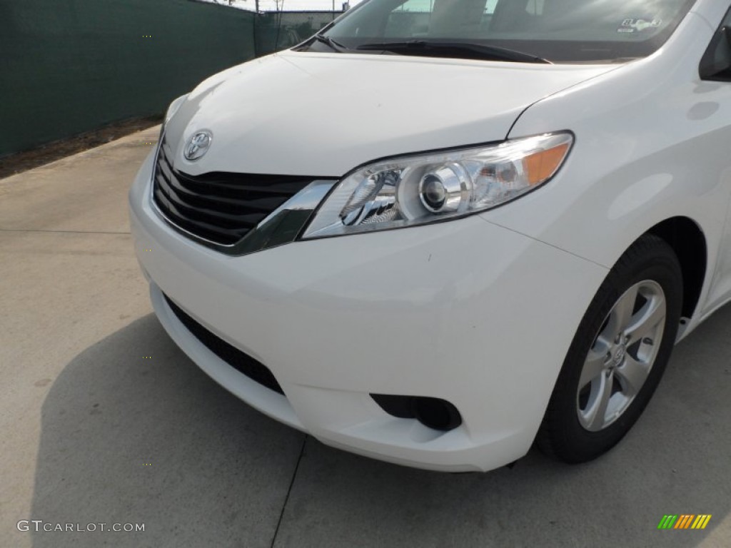 2011 Sienna LE - Super White / Light Gray photo #10