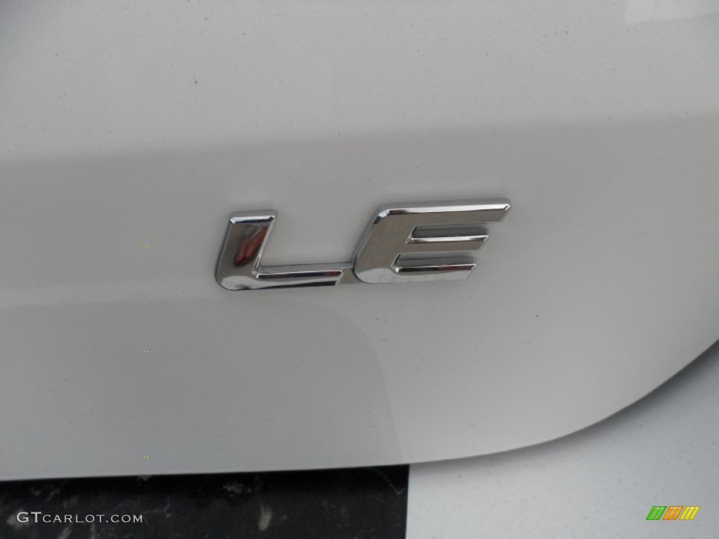 2011 Sienna LE - Super White / Light Gray photo #16